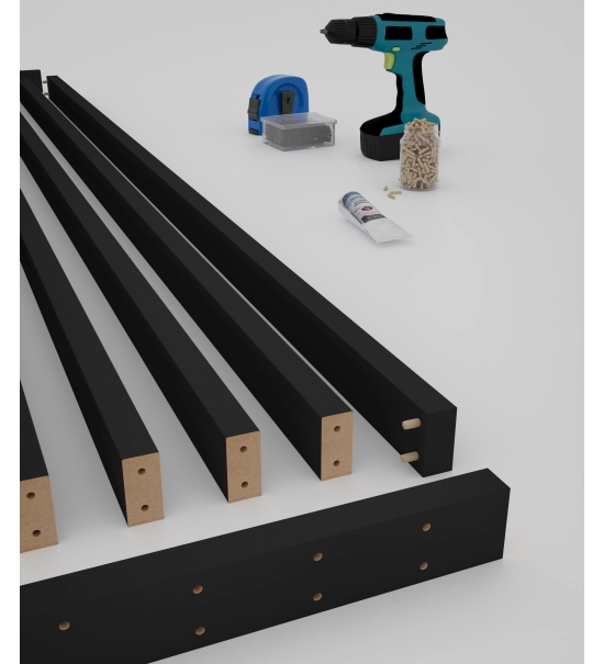 Lesena predelna stena, pripravljena za montažo, črna