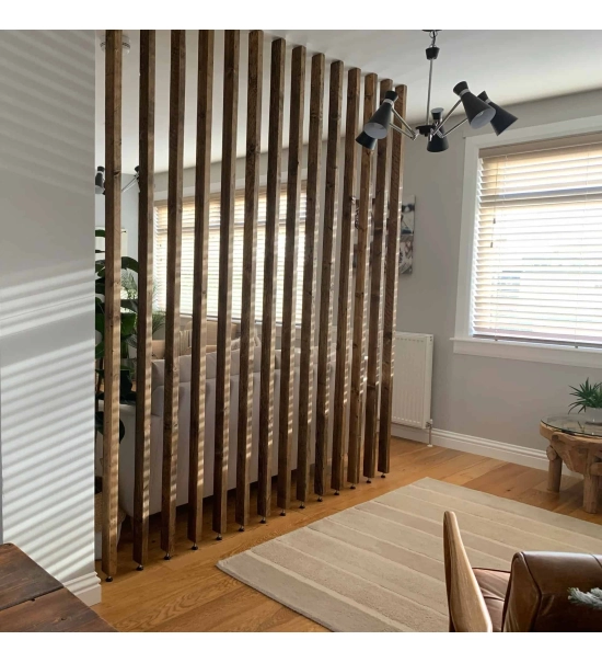 Lesena predelna stena, pripravljena za montažo, temni hrast