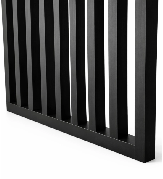 Lesena predelna stena, pripravljena za montažo, črna
